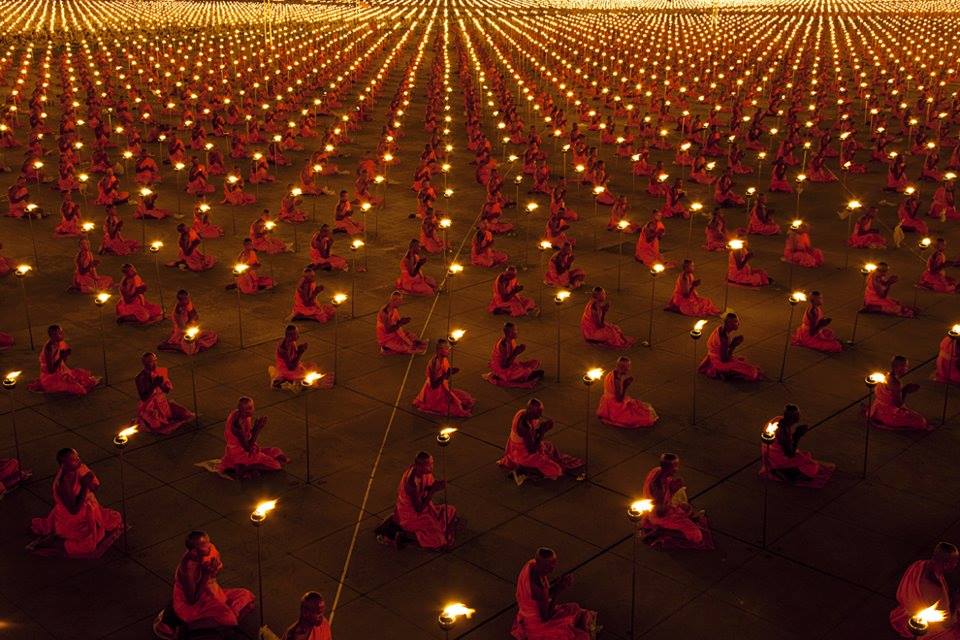 100 000 буддистских монахов в Таиланде молятся о мире на нашей планете.jpg